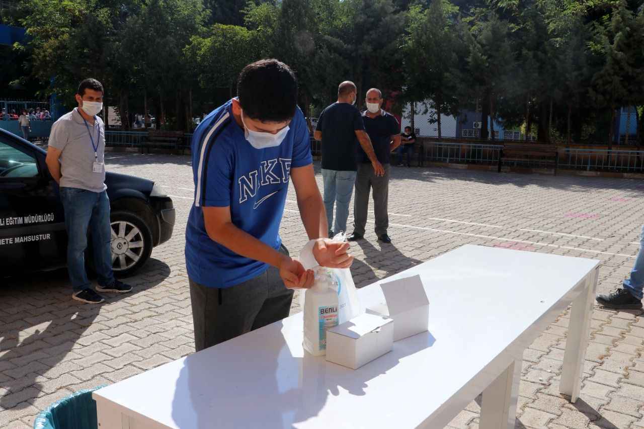 11.30'daki ikinci oturumda ise Matematik ve Fen Bilimleri LGS sayısal soruları öğrencilere yöneltildi.